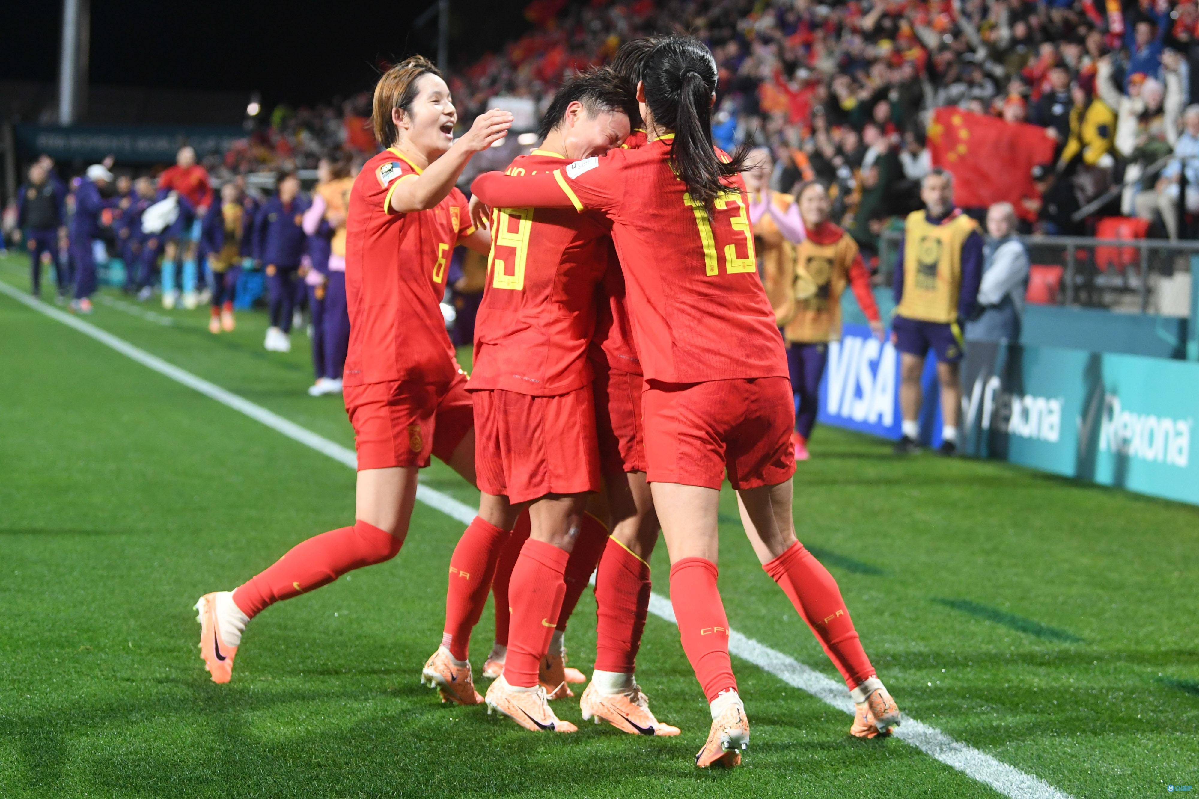 国内女子足球比赛中激烈角逐，中国队取得胜利