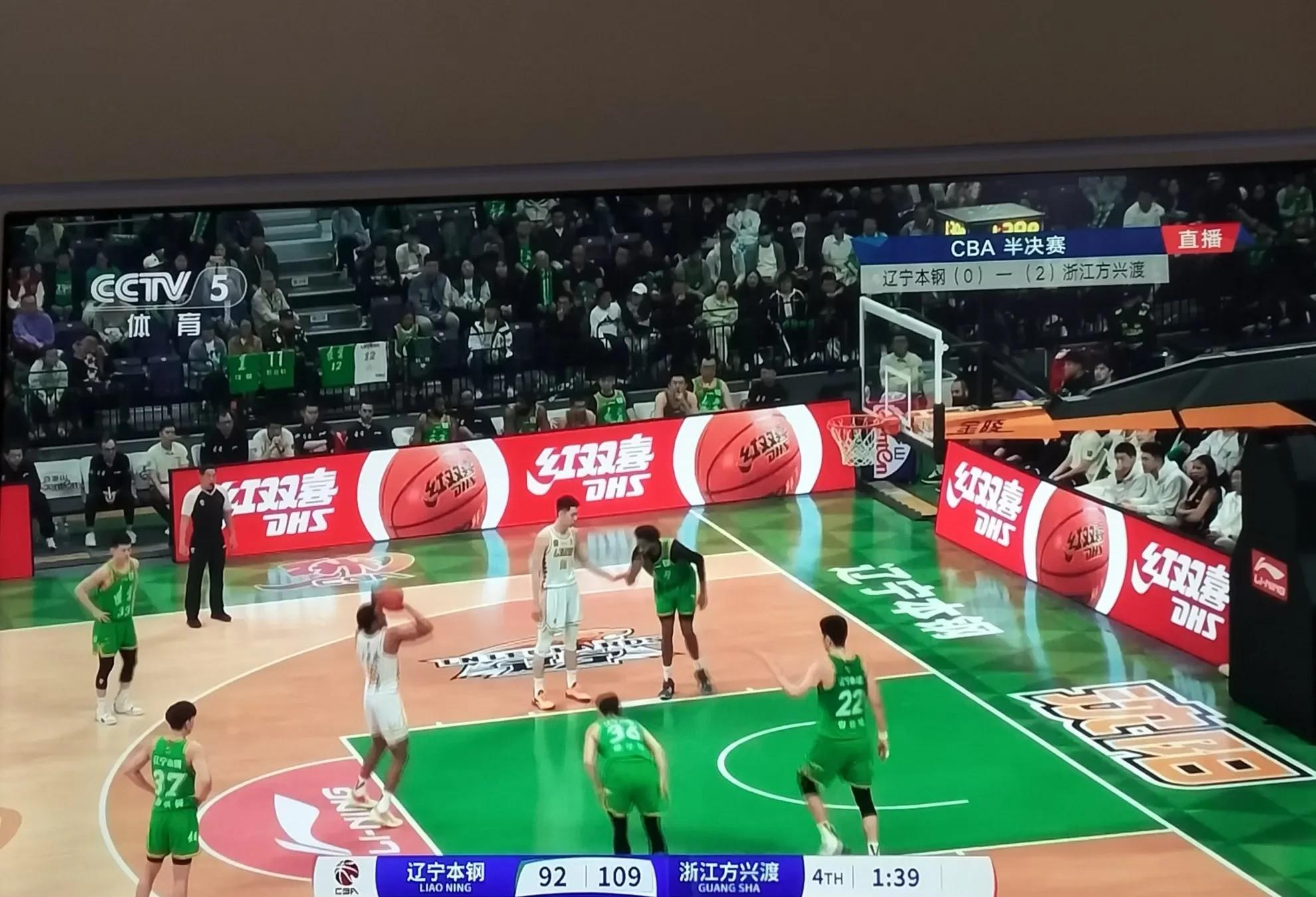 关于联赛激烈对决现场报道，体育迷热情高涨的信息