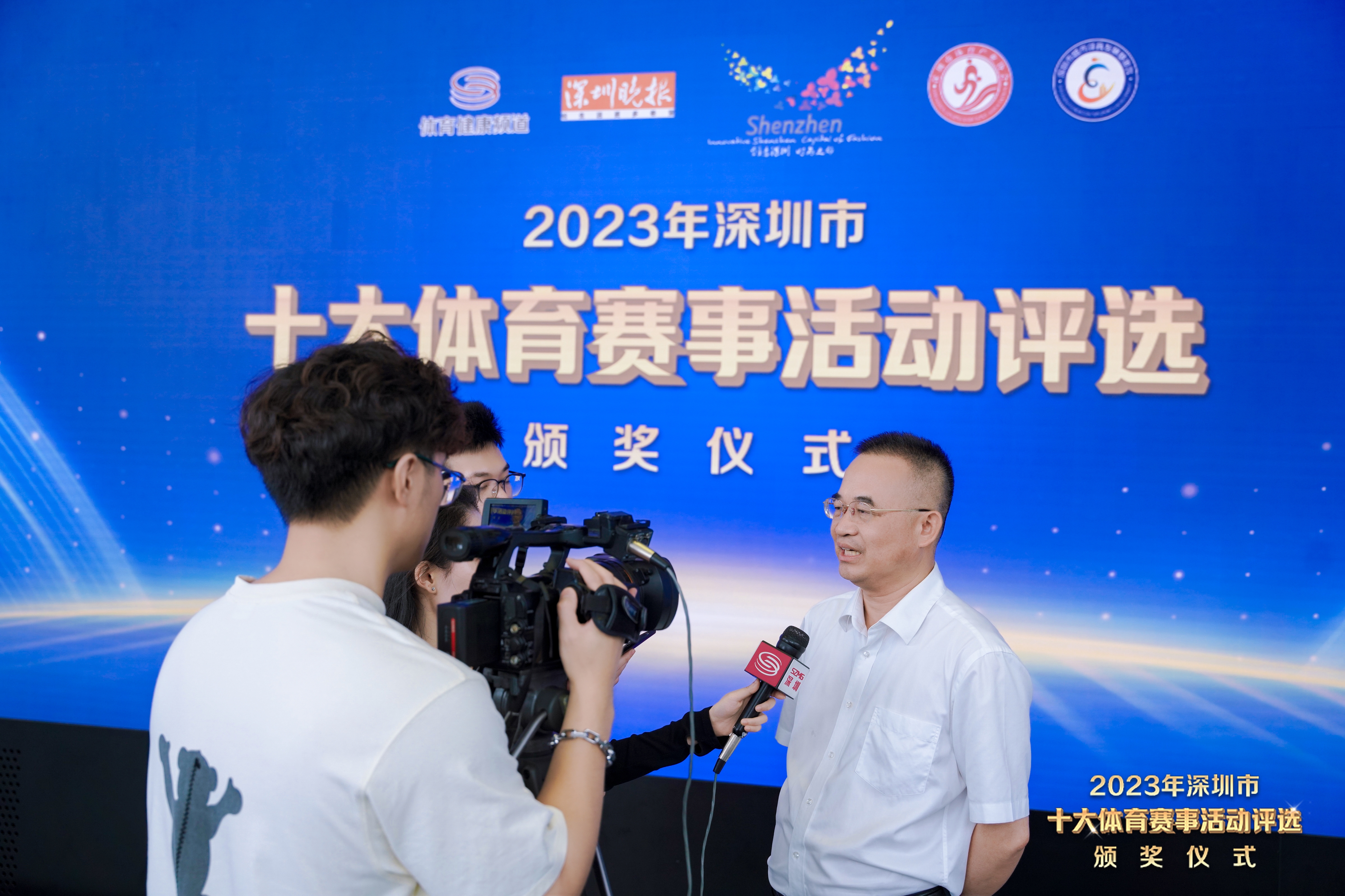 包含体育盛事鞭策选手，观众目不转睛看好表现的词条