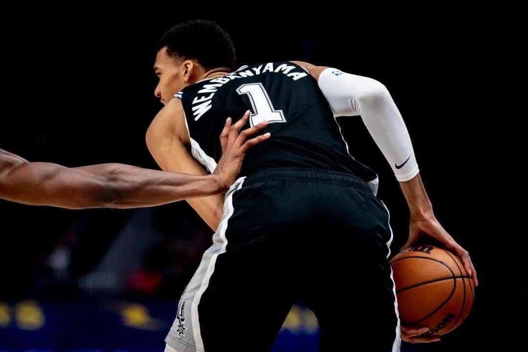 灰熊客场险胜马刺,签约新秀眼前一亮 灰熊客场险胜马刺,签约新秀眼前一亮