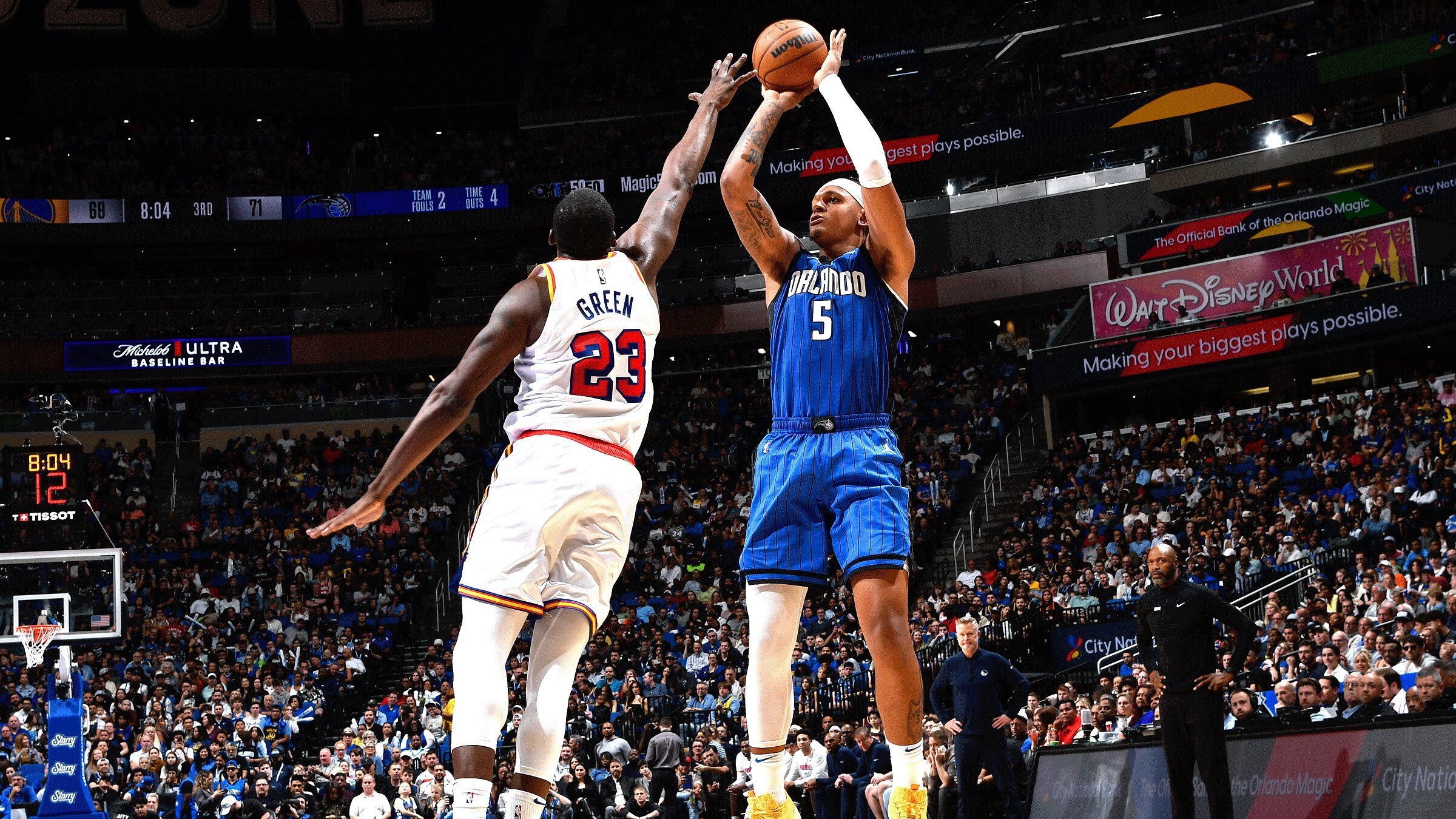 勇士四连胜登东部第一,库里绝杀魔术 勇士四连胜登东部第一,库里绝杀魔术