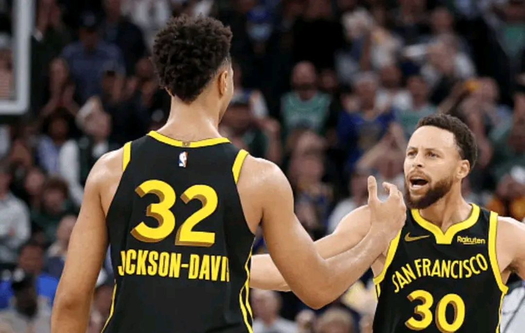 勇士四连胜登东部第一,库里绝杀魔术 勇士四连胜登东部第一,库里绝杀魔术